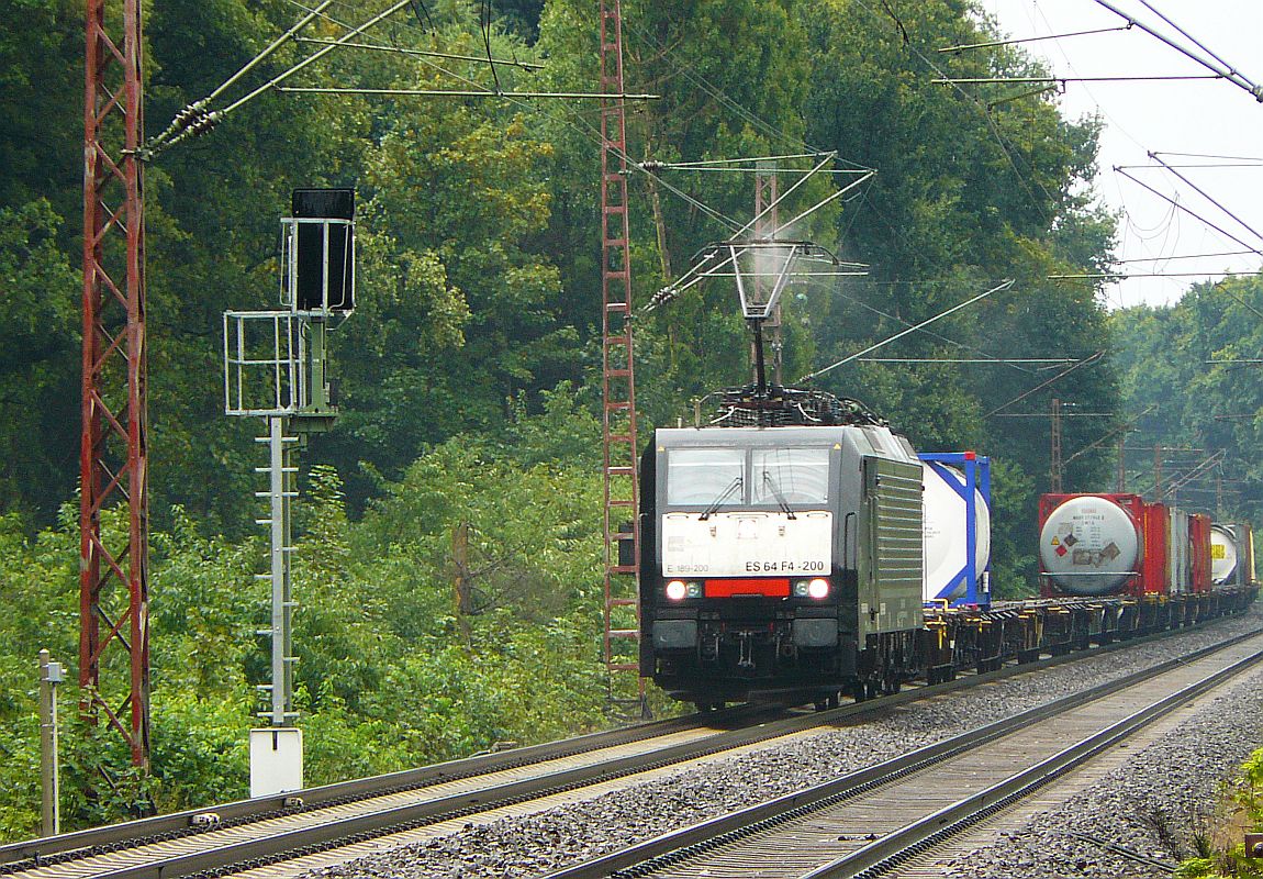 KombiVerkehr Lok 189 200 bei Haldern 11-09-2013..

KombiVerkehr locomotief 189 200 met goederentrein nadert de overweg Sonsfeld bij Haldern 11-09-2013.