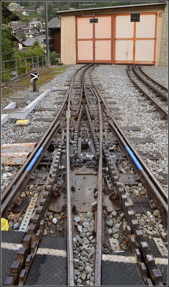 Komplizierte Zahnstangenweiche am Zermatter Bahnhof der Gornergratbahn. August 2014.