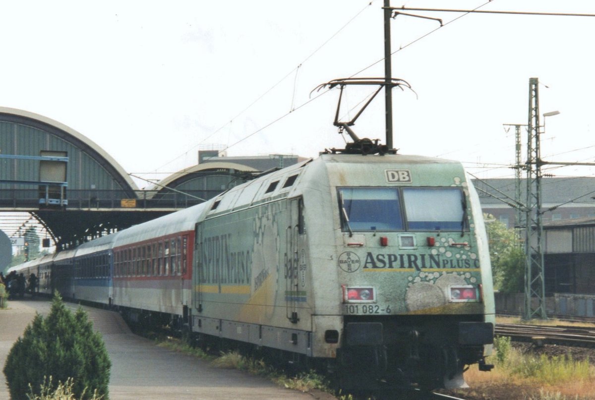 Kopfschmerzen? Dann ein Aspirin. Oder eine Werbelok. Oder beide, wie 101 082 in Mönchengladbach am 5 November 1999 vorschlagt.