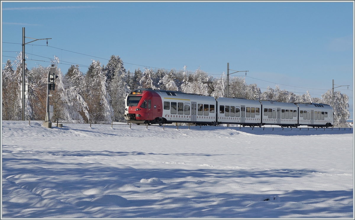 Kurz bevor die Warmfront mit Wind und Regen kam und zumindest den Schnee auf den Bäumen wegschmolz, konnte ich diesen TPF RABe 527 auf der Fahrt nach Bern zwischen Vaulruz und Sâles fotografieren. 

23. Dezember 2021