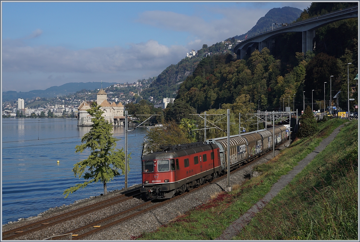 Kurz darauf, als das Schiff schon wieder weg war, kam die SBB Re 620 010-9 mit einem weitern Güterzug angefahren.
8. Oktober 2018 