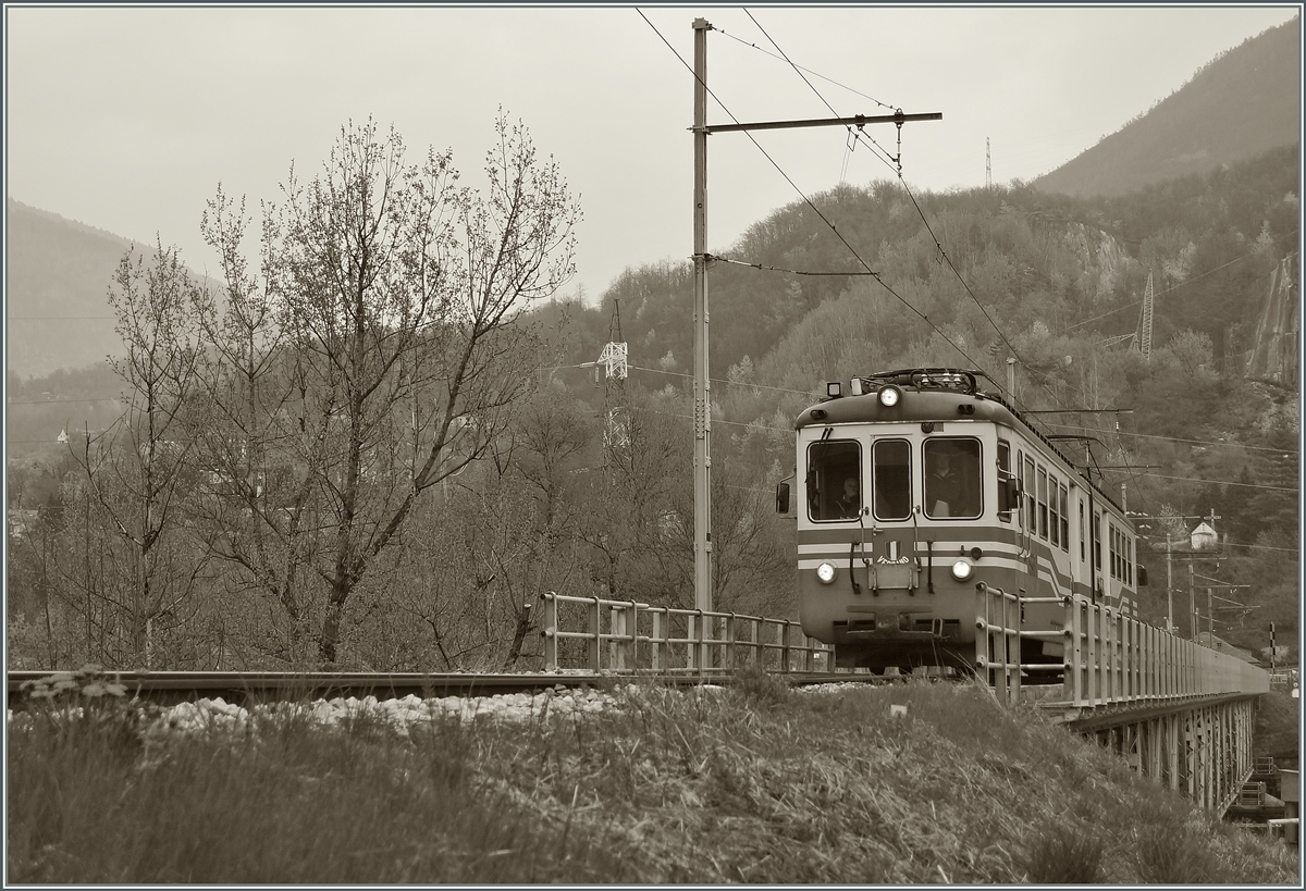 Kurz vor Domodossola fährt der SSIF ABe 6/6 35  Verbano  als Regionalzug 750 über die Toce Brücke.
3. April 2014