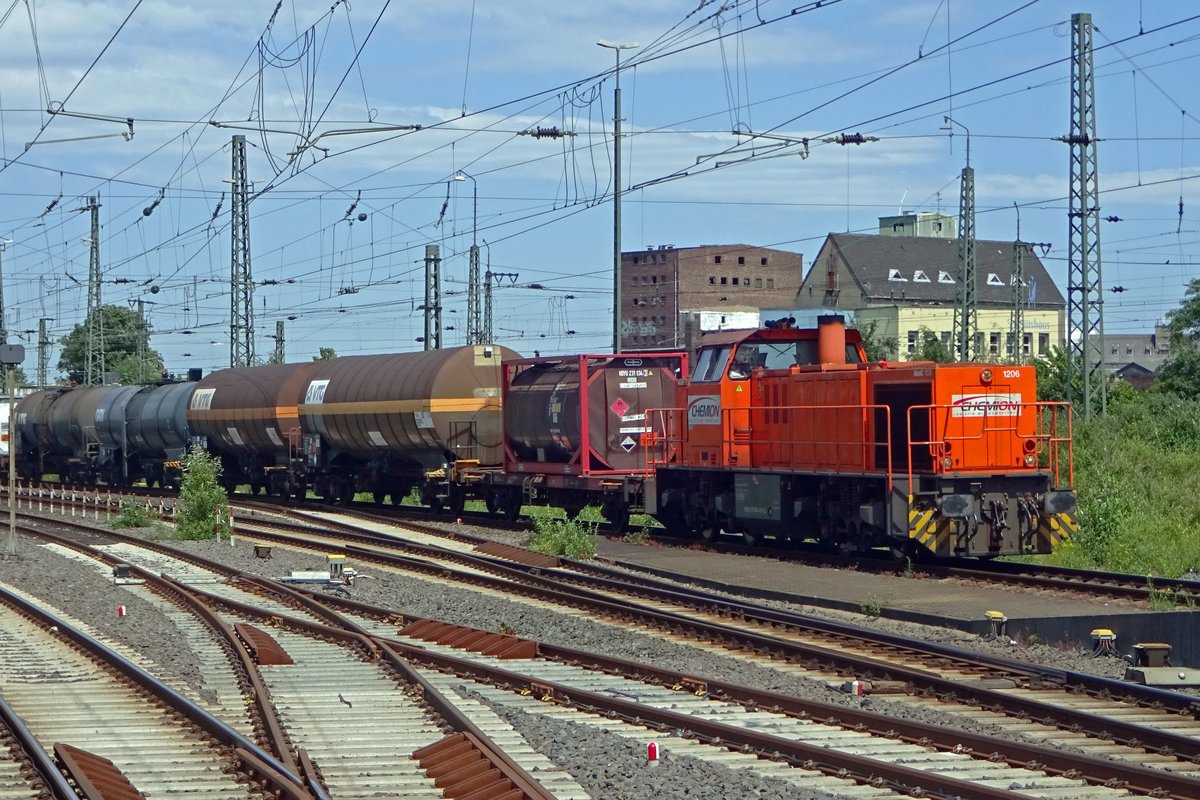 Kurzfahrt am 7 Juni 2019 fr Chemion 275 002 in Neuss mit der Kesselwagenzug nach Dormagen Chemiepark -weniger als zehn Minuten von Neuss. 