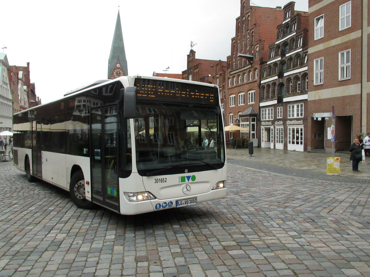 KVG - Mercedes Citaro befhrt den grossen Platz in der Innenstadt von Lneburg am 29.8.21