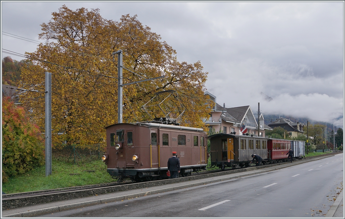 LA DER 2020 du Blonay-Chamby  / Saison Abschluss der Blonay-Chamby Bahn: Die BOB HGe 3/3 29 hat ihren Zug in die Steigung geschoben, von wo aus er in den Bahnhof zurückrollen wird. 

24. Okt. 2020