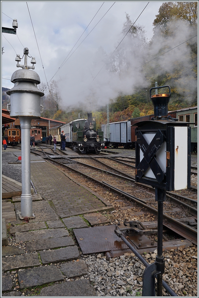  LA DER 2020 du Blonay-Chamby  / Saison Abschluss der Blonay-Chamby Bahn: Mit einem verstärkten Fahrplan und viel Dampf wird vor dem  Winterschlaf  (bzw. Arbeit im Dépôt Chaulin) nochmals viel Betrieb gemacht. Die LEB G 3/3 N° 5 (Baujahr 1890) hat mit ihrem Personenzug von Blonay nach Chaulin ihr Ziel erreicht. 

24. Okt. 2020