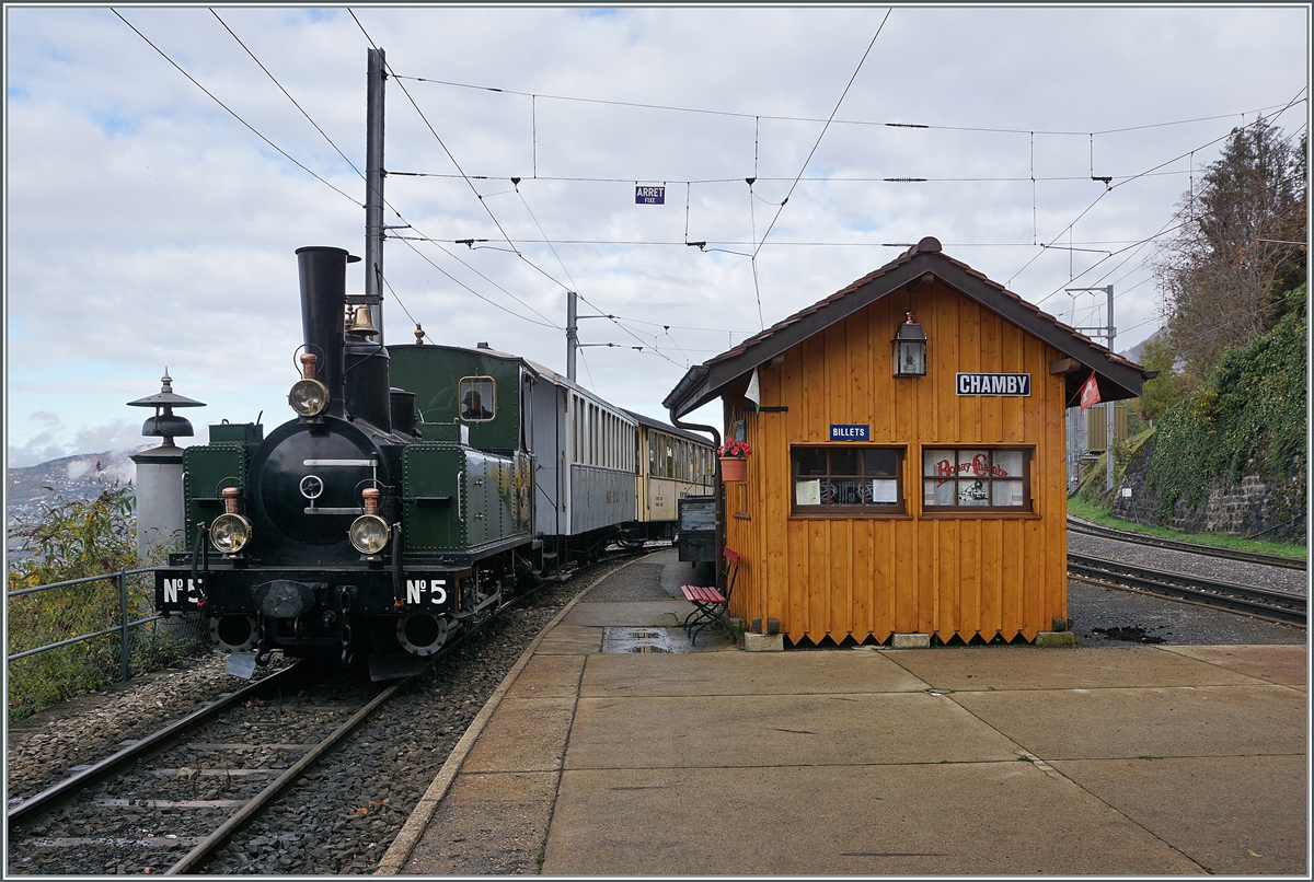  LA DER 2020 du Blonay-Chamby  / Saison Abschluss der Blonay-Chamby Bahn: Mit einem verstärkten Fahrplan und viel Dampf wird vor dem  Winterschlaf  (bzw. Arbeit im Dépôt Chaulin) nochmals viel Betrieb gemacht. Die LEB G 3/3 N° 5 (Baujahr 1890) hat mit ihrem Personenzug von Blonay nach Chaulin den Bahnhof von Chamby erreicht und wird in der Folge nach Chaulin geschoben. 

24. Okt. 2020