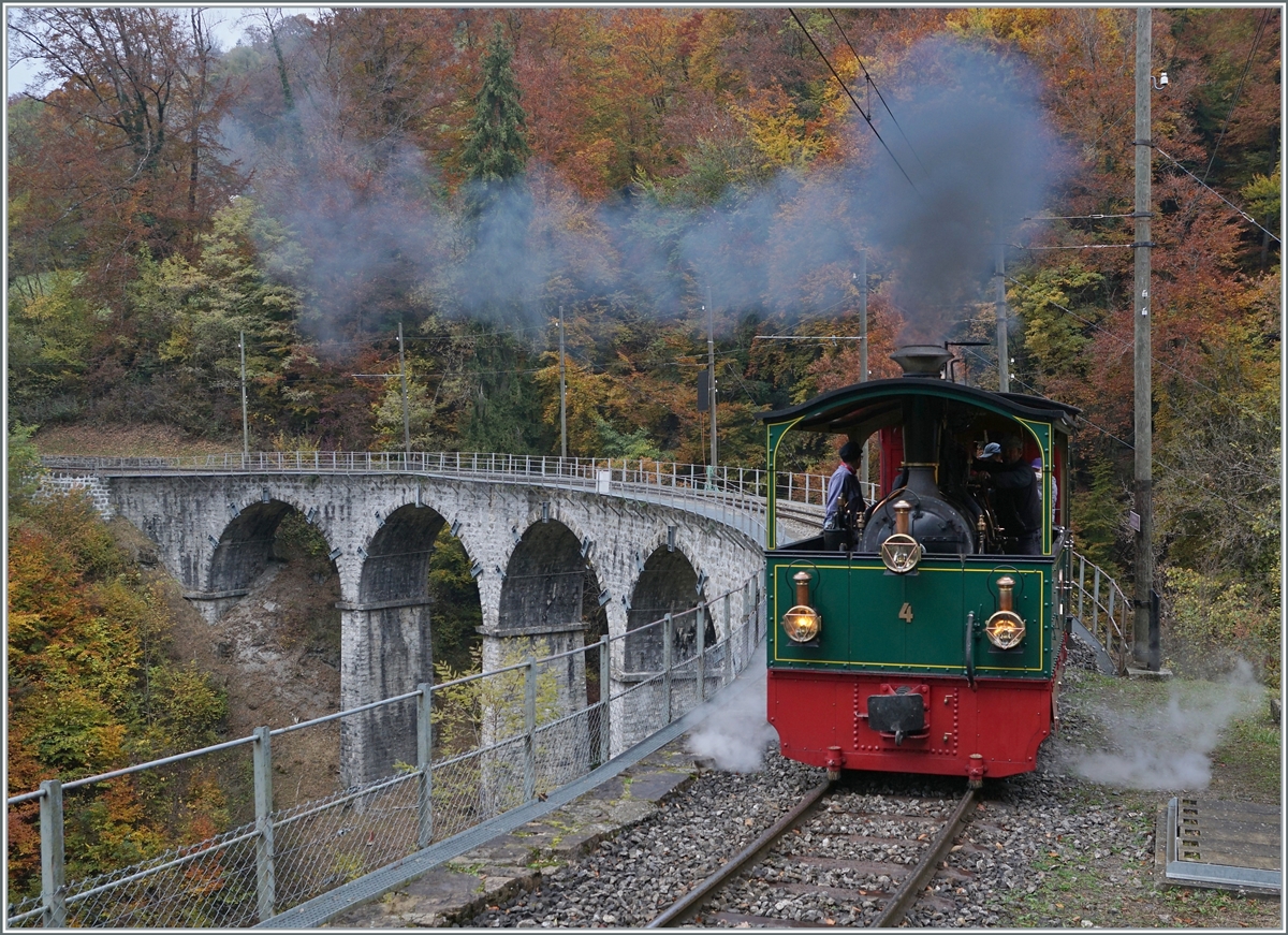 La DER 2021 du Blonay-Chamby - Die G 2/2 N° 4  Rimini  erreicht von Blonay kommend  Vers-chez-Robert und wird nun die Steigung nach Chaulin in Angriff nehmen. 

30. Oktober 2021