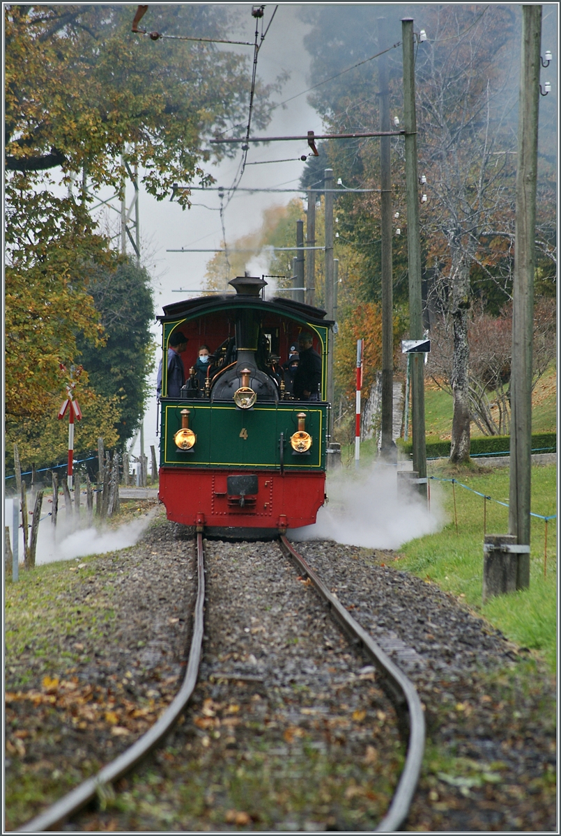 La DER 2021 du Blonay-Chamby - Die G 2/2 N° 4  Rimini  erreicht von Blonay kommend Chaulin. Wie zu sehen ist, eignen sich die Fahrleitungs-Holzmasten kaum zum Ausrichten des Bildes. 

30. Oktober 2021