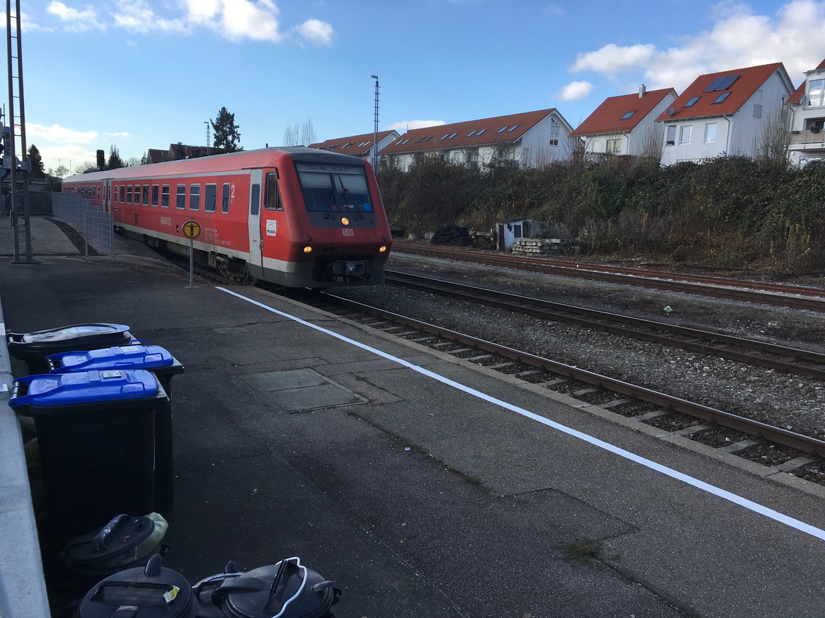 Lange soll die Br 611 nicht mehr unterwegs sein, zumindest nicht mehr auf ihren  Stammlinien  in und um Ulm.

Momentan sind die 611 auf der Donautalbahn noch in überzahl und man sieht die Br 612 noch eher zum kleinteil aber dies soll sich bald ändern, denn die Br 611 soll im laufe des Jahres 2017 komplett durch modernisierte im Landesdign ausgestattete Triebwagen der Br 612 ersetzt werden.

Auch auf der Hochrheinbahn wo bislang noch gar keine 612 unterwegs sind soll die Br 611 im Laufe der nächsten Jahre komplett durch die Br 612 abgelöst werden.

Deshalb habe ich auch heute mal wieder den Bahnhof Eningen (Donau) aufgesucht um eine Br 611 zu Fotografieren, 
auf dem Bild zu sehen ist 611 046 bei der Einfahrt als Ire 3209 nach Ulm Hbf in den Bahnhof Ehingen Donau am 28.11.16

