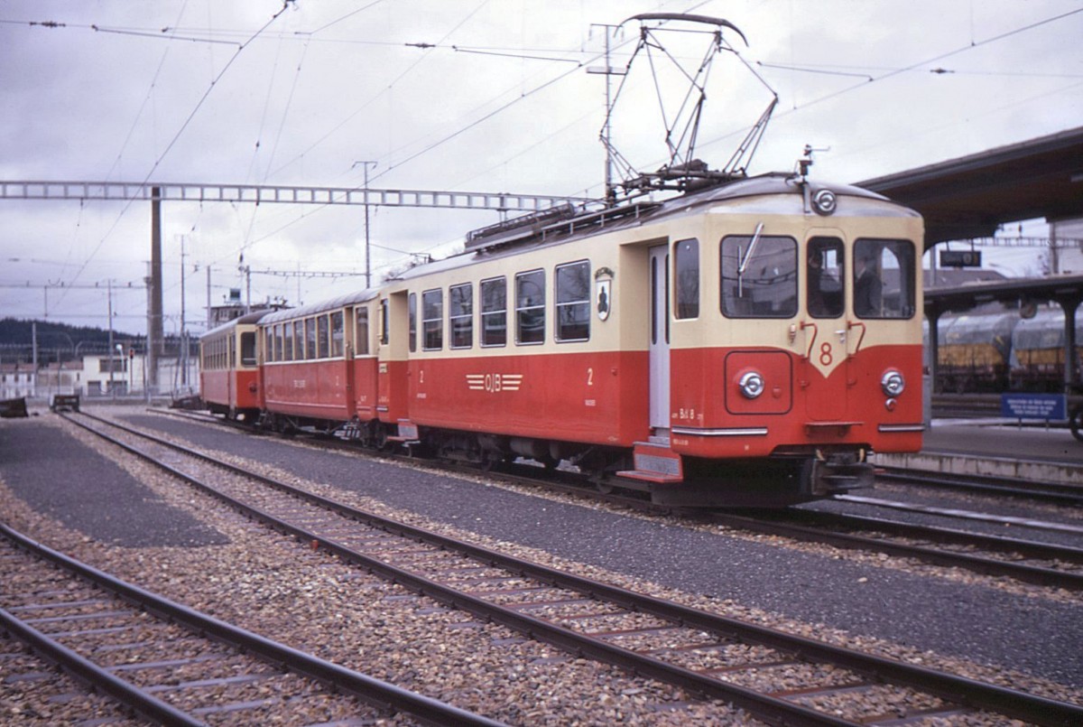 Langenthal am 26.April 1970. Triebwagen 8 fr die einstige Linie bis Melchnau prsentiert stolz das Wappen von Melchnau. Dahinter OJB-Wagen 17 und SNB-Steuerwagen Bt 104. 