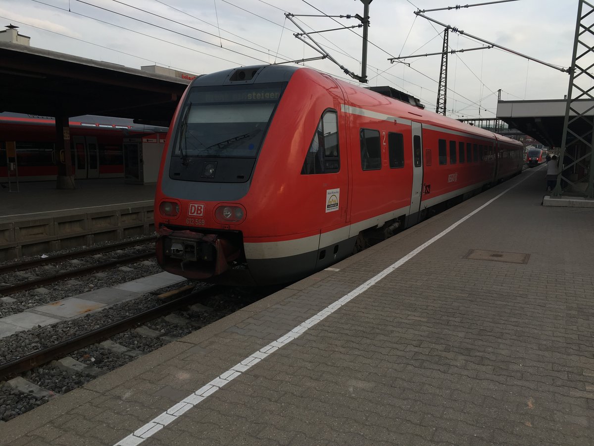 Langsam aber sicher zeigen sich immer mehr 612 auf der Donautalbahn um ihre älteren Geschwister der Br 611 abzulösen, sie sollen alle das neue Landesdesign BW innen & außen erhalten, aber die meisten sind noch Verkehrsrot Lackiert und haben noch die alte Inneneinrichtung.

So war 612 069 am 01.04.17 im Re Pendel zwischen Ulm und Sigmaringen eingeplant und kam als Re 22347 in Ulm an.

