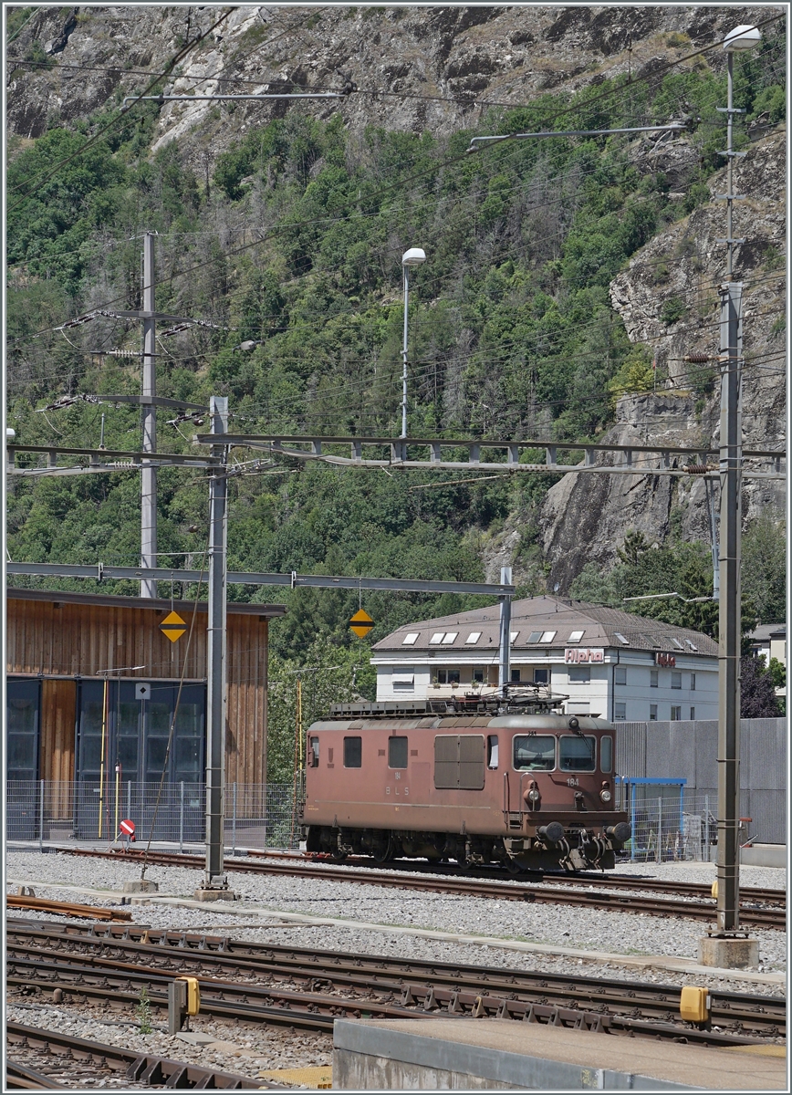 Langsam werden sie beängstigend selten, die BLS Re 4/4, so dass ich selbst die abgebügelte Re 4/4 184 in Brig fotografierte (die ich jedoch Morgen auf der Rangierfahrt beobachtet hatte). 

25. Juni 2022