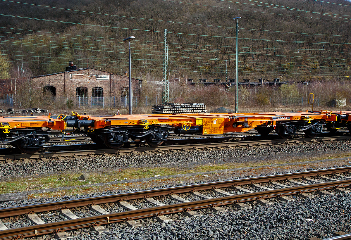 Leerer und neuer 4-achsiger Drehgestell - 40‘ Containertragwagen, für den Transport von intermodalen Ladeeinheiten, 33 85 4594 123-3 CH-WASCO, der Gattung Sgmmnss 738 der WASCOSA AG (eingestellt in Bulgarien) am 26.03.2021 im Zugverband bei der Durchfahrt in Dillenburg.

TECHNISCHE DATEN:
Spurweite: 1.435 mm
Länge über Puffer: 14.120 mm
Drehzapfenabstand: 9.080 mm
Achsabstand im Drehgestellen: 1.800 mm
Laufraddurchmesser: 920 mm (neu) / 860 mm (abgenutzt)
Eigengewicht: 16,05 t  +/- 3%
Max. Zuladung bei Lastgrenze S: 73,9 t (ab Streckenklasse D)
Max. Zuladung bei Lastgrenze SS: 63,9 t (ab Streckenklasse C)
Max. Geschwindigkeit: 100 km/h (S) / 120 km/h (SS) 
Kleinster befahrbarer Gleisbogen: R 75 m
Ladelänge: 12.880 mm
Höhe der Ladeebene über S.O.: 1.155 mm
Bremse: KE-GP-A
Bremssohle: Jurid 816M
Feststellbremse: Ja 
Intern. Verwendungsfähigkeit: TEN GE
