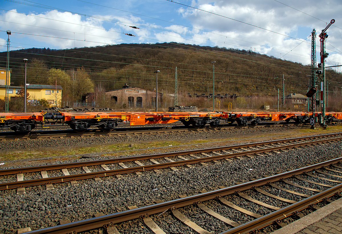 Leerer und neuer 4-achsiger Drehgestell - 40‘ Containertragwagen, für den Transport von intermodalen Ladeeinheiten, 33 85 4594 132-4 CH-WASCO, der Gattung Sgmmnss 738 der WASCOSA AG (eingestellt in Bulgarien) am 26.03.2021 im Zugverband bei der Durchfahrt in Dillenburg.

TECHNISCHE DATEN:
Spurweite: 1.435 mm
Länge über Puffer: 14.120 mm
Drehzapfenabstand: 9.080 mm
Achsabstand im Drehgestellen: 1.800 mm
Laufraddurchmesser: 920 mm (neu) / 860 mm (abgenutzt)
Eigengewicht: 16,05 t  +/- 3%
Max. Zuladung bei Lastgrenze S: 73,9 t (ab Streckenklasse D)
Max. Zuladung bei Lastgrenze SS: 63,9 t (ab Streckenklasse C)
Max. Geschwindigkeit: 100 km/h (S) / 120 km/h (SS) 
Kleinster befahrbarer Gleisbogen: R 75 m
Ladelänge: 12.880 mm
Höhe der Ladeebene über S.O.: 1.155 mm
Bremse: KE-GP-A
Bremssohle: Jurid 816M
Feststellbremse: Ja 
Intern. Verwendungsfähigkeit: TEN GE