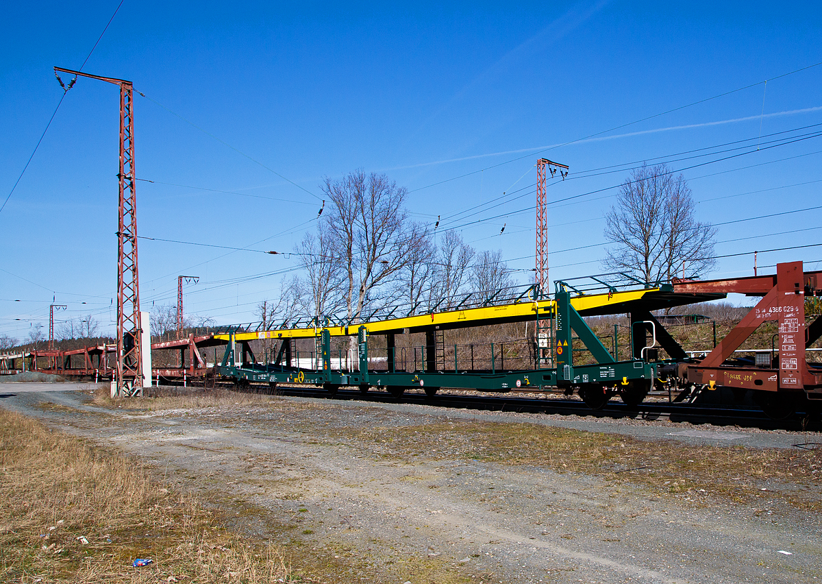 Leerer offener vierachsiger Doppelstock- Autotransportwaggon 27 80 4371 183-9 D-ARS, der Gattung Laaers 560.1 (BA 5.854), der ARS Altmann AG, am 30.03.2021 im Zugverband bei der Durchfahrt in Rudersdorf (Kr. Siegen) auf der Dillstrecke.

Diese Waggons haben zwei Ladeebenen und sind für den europaweiten Transport geeignet. Sie werden für den internationalen Transport von PKWs, Geländewagen, und Vans eingesetzt und bieten maximale Flexibilität durch eine stufenlos verstellbare obere Ladeebene. Aufgrund der hohen Lastgrenze (34t) ist der Transport von besonders schweren Fahrzeugen der genannten Typen möglich. Damit sowohl ein typenreiner Transport als auch eine Mischverladung in den unterschiedlichen Lademaßen möglich ist, kann die obere Ladeebene hinsichtlich der Transportstellungen stufenlos eingestellt werden.

Der Laaers 560.1 ist eine neu entwickelte Autotransportwageneinheit und besteht aus zwei zweiachsigen Wagenelementen, die mit einer im Betrieb nicht trennbaren Kurzkupplung (mit einer Bruchkraft von 1.000 kN) miteinander verbunden sind. Sie verfügt über stufenlos verstellbare Hebe- und Senkeinrichtungen für die oberen Ladeebenen. Sowohl die beiden unteren als auch die beiden oberen Ladeebenen der Wageneinheit sind jeweils für 9 t Zuladung ausgelegt. Die Lastgrenze für die Wageneinheit beträgt max. 34 t (je Wageneinheitshälfte 17 t). Die Struktur der Wageneinheiten ist für Pkw / Van mit einem Gesamtgewicht von 2800 kg und Radlasten von 1000 kg ausgelegt.

Die oberen Ladeebenen sind über jeweils vier dreigängige Spindeln und Tragsäulen mit dem Untergestell verbunden. Die Säulenpaare lassen sich getrennt bedienen, damit die oberen Ladeebenen an den Fahrzeugenden - notwendig zur Be- und Entladung - rampenartig gestellt werden können. 

TECHNISCHE DATEN:
Gattung: Laaers 560.1 (BA 5.854),
Spurweite: 1.435 mm
Anzahl der Achsen: 4
Länge über Puffer : 31.000 mm
Achsabstände: 10.000 mm / 5.160 mm / 10.000 mm
Laufraddurchmesser (neu): 840 mm (außen) / 730 mm (mitleren)
Ladelänge : 30.070 mm (unten) / 30.550 mm (oben)
Höchstgeschwindigkeit: 100 km/h (120 km/h leer)
Eigengewicht: 30.000 kg
Nutzlast: 34,0 t ab Streckenklasse B (max. 17 t pro Ebene)
Kleinster befahrb. Gleisbogenhalbmesser: 75 m
Bremse: KE-GP-A
Verwendungsfähigkeit: TEN GE
