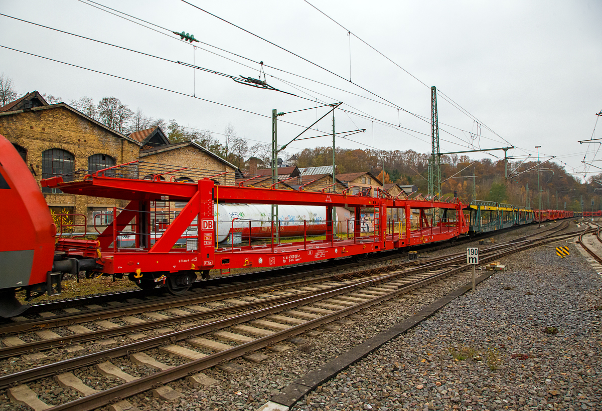 Leerer offener vierachsiger Doppelstock- Autotransportwaggon 25 80 4363 081-7 D-ATG, der Gattung Laaers 560.2, der DB Cargo Logistics GmbH (ex ATG Autotransportlogistic GmbH), am 20.11.2021 bei einer Zugdurchfahrt im Bahnhof Betzdorf (Sieg).

Diese Waggons haben zwei Ladeebenen und sind für den europaweiten Transport geeignet. Sie werden für den internationalen Transport von PKWs, Geländewagen, und Vans eingesetzt und bieten maximale Flexibilität durch eine stufenlos verstellbare obere Ladeebene. Aufgrund der hohen Lastgrenze (34t) ist der Transport von besonders schweren Fahrzeugen der genannten Typen möglich. Damit sowohl ein typenreiner Transport als auch eine Mischverladung in den unterschiedlichen Lademaßen möglich ist, kann die obere Ladeebene hinsichtlich der Transportstellungen stufenlos eingestellt werden. Durch die Entwicklung eines veränderten Ladungssicherungssystems wurde den Kundenanforderungen nach optimierten Transportmöglichkeiten für Fahrzeuge mit niedrigerer Bodenfreiheit Rechnung getragen.

Der Laaers 560.2 ist eine neu entwickelte Autotransportwageneinheit und besteht aus zwei zweiachsigen Wagenelementen, die mit einer im Betrieb nicht trennbaren Kurzkupplung (mit einer Bruchkraft von 1.000 kN) miteinander verbunden sind. Sie verfügt über stufenlos verstellbare Hebe- und Senkeinrichtungen für die oberen Ladeebenen. Sowohl die beiden unteren als auch die beiden oberen Ladeebenen der Wageneinheit sind jeweils für 9 t Zuladung ausgelegt. Die Lastgrenze für die Wageneinheit beträgt max. 34 t (je Wageneinheitshälfte 17 t). Die Struktur der Wageneinheiten ist für Pkw / Van mit einem Gesamtgewicht von 2800 kg und Radlasten von 1000 kg ausgelegt.

Die oberen Ladeebenen sind über jeweils vier dreigängige Spindeln und Tragsäulen mit dem Untergestell verbunden. Die Säulenpaare lassen sich getrennt bedienen, damit die oberen Ladeebenen an den Fahrzeugenden - notwendig zur Be- und Entladung - rampenartig gestellt werden können. 

TECHNISCHE DATEN:
Gattung: Laaers 560.2 
Spurweite: 1.435 mm
Anzahl der Achsen: 4
Länge über Puffer : 31.000 mm
Achsabstände: 10.000 mm / 5.160 mm / 10.000 mm
Laufraddurchmesser (neu): 840 mm (außen) / 730 mm (mitleren)
Ladelänge : 30.070 mm (unten) / 30.550 mm (oben)
Höchstgeschwindigkeit: 100 km/h (120 km/h leer)
Eigengewicht: 31.000 kg
Nutzlast: 33,0 t ab Streckenklasse B (max. 17 t pro Ebene)
Kleinster befahrb. Gleisbogenhalbmesser: 75 m
Bremse: KE-GP-A
Verwendungsfähigkeit: TEN GE