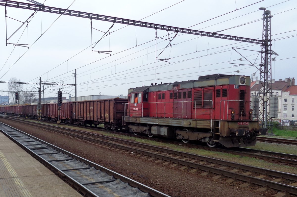 Leerzug mit 742 403 durchfahrt am 5 April 2017 Praha-Liben.