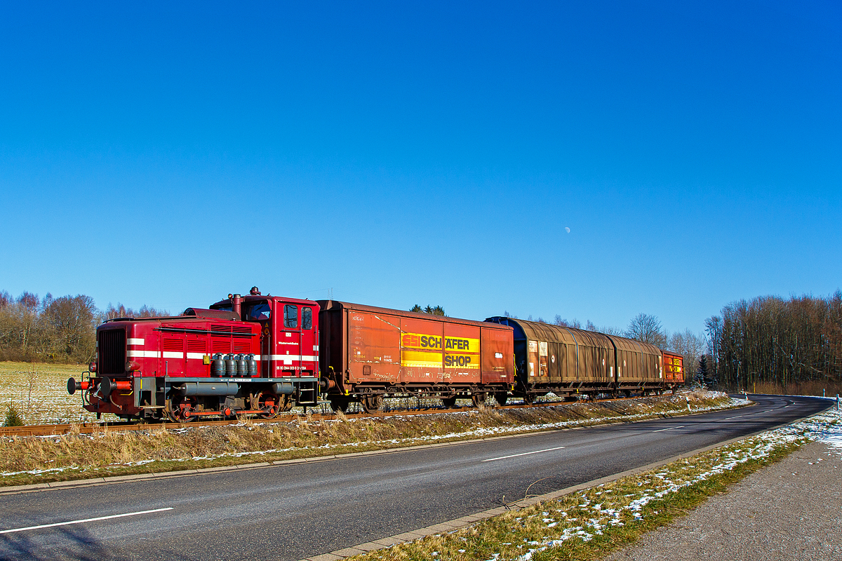 
Leider auch schon historisch der Güterverkehr am Westerwald....Hier mit einem Hauch von Winter....
Die V 26.3 (Lok 3) der Westerwaldbahn (WEBA) eine Jung R 30 B, fährt am 16.02.2016 ihrem Güterzug von Weitefeld, via Bindweide, nach Scheuerfeld/Sieg, hier beim Elkenrother Weiher (zwischen Weitefeld und Elkenroth).

Die Jung Lok vom Typ R 30 B wurden bei der Firma Jung in Kirchen/Sieg 1957 unter der Fabriknummer 12748 gebaut und als V 26.3 an die WEBA geliefert. Sie hat die NVR-Nummer 98 80 3944 005-8 D-WEBA.
