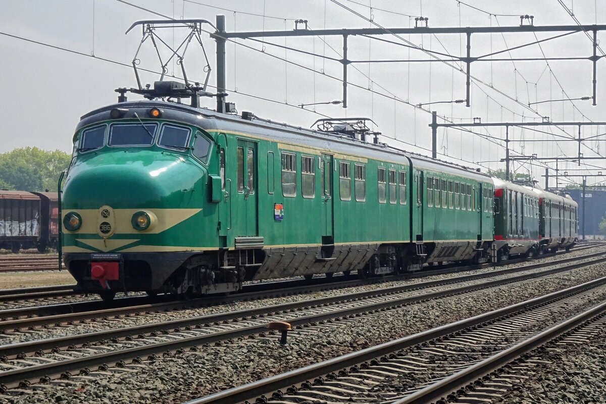 Leider etwa ins Gegenlicht steht NS(M) 386 am 6 Mai 2022 in Blerick.