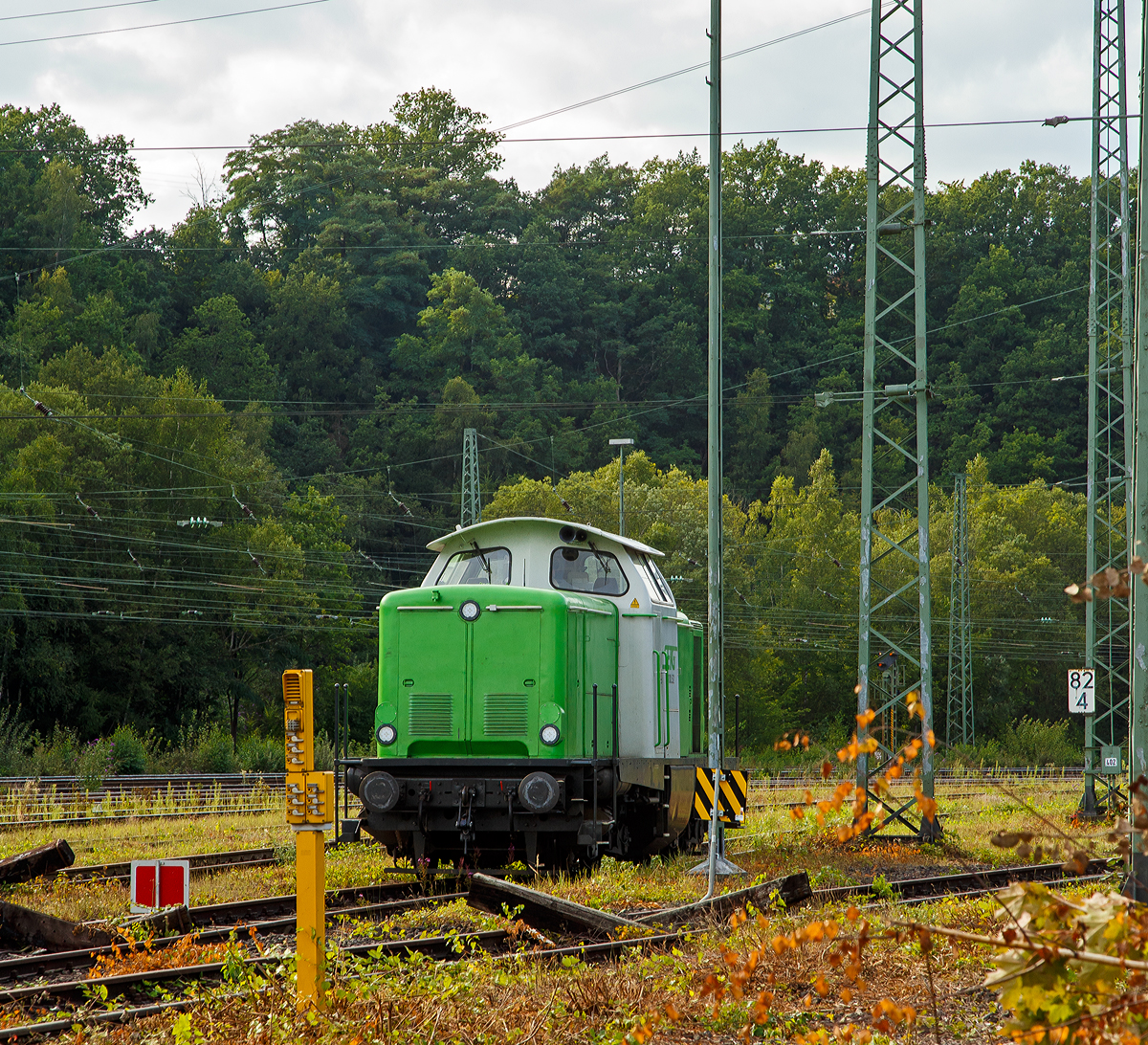 Leider etwas ungeschickt abgestellt....
Die SETG V100.52 alias 211 308-2 (92 80 1211 308-2D-SRA) der Salzburger Eisenbahn TransportLogistik GmbH, ex DB 211 308-2, ex DB V 100 1308, ist am 24.08.2021 im Rbf Betzdorf (Sieg) abgestellt.
Die V 100.10 (West) wurde 1962 von Krauss-Maffei in München-Allach unter der Fabriknummer 18904 gebaut und als V 100 1308 an die Deutsche Bundesbahn geliefert, zum 01.01.1968 erfolgte die Umzeichnung in 211 308-2 und bereits 1986 die Ausmusterung bei der DB. 1989 ging sie an die MHE - Meppen-Haselünner Eisenbahn, ab 1993 dann EEB - Emsländische Eisenbahn GmbH (Meppen). Im Jahr 2018 ging sie dann an die S-Rail GmbH (Freilassing) ein Tochterunternehmen Salzburger Eisenbahn TransportLogistik GmbH.