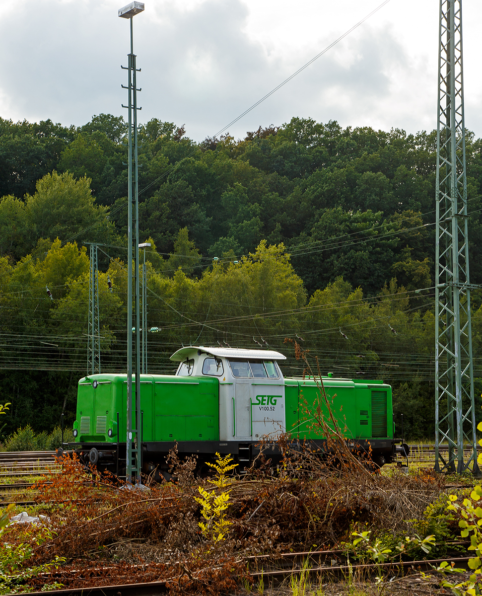 Leider etwas ungeschickt abgestellt....
Die SETG V100.52 alias 211 308-2 (92 80 1211 308-2D-SRA) der Salzburger Eisenbahn TransportLogistik GmbH, ex DB 211 308-2, ex DB V 100 1308, ist am 24.08.2021 im Rbf Betzdorf (Sieg) abgestellt.
Die V 100.10 (West) wurde 1962 von Krauss-Maffei in München-Allach unter der Fabriknummer 18904 gebaut und als V 100 1308 an die Deutsche Bundesbahn geliefert, zum 01.01.1968 erfolgte die Umzeichnung in 211 308-2 und bereits 1986 die Ausmusterung bei der DB. 1989 ging sie an die MHE - Meppen-Haselünner Eisenbahn, ab 1993 dann EEB - Emsländische Eisenbahn GmbH (Meppen). Im Jahr 2018 ging sie dann an die S-Rail GmbH (Freilassing) ein Tochterunternehmen Salzburger Eisenbahn TransportLogistik GmbH.