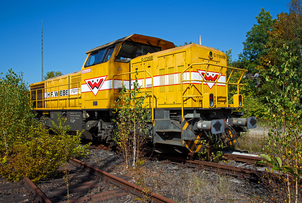 
Leider im Gebüsch geparkt....
Die 277 018-8 bzw. Wiebe-Lok Nr. 12 (92 80 1277 018-8 D-BLP) der BLP Wiebe Logistik GmbH steht 21.09.2020 in Betzdorf (Sieg).

Die Vossloh MaK G 1700 BB wurde 2001 von Vossloh in Kiel 2007 unter der Fabriknummer 5001679 gebaut und an die BLP Wiebe Logistik GmbH geliefert.
