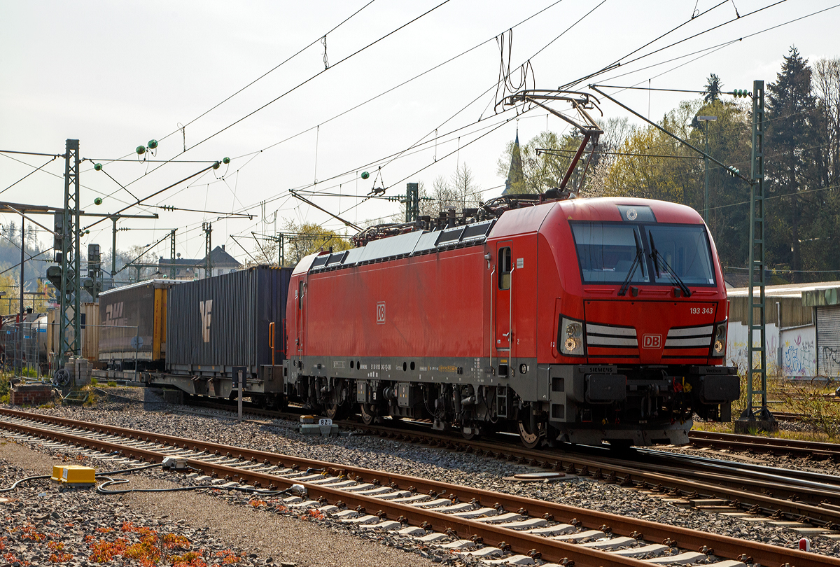 Leider im Gegenlicht.....
Die Siemens Vectron MS 193 343-1 (91 80 6193 343-1 D-DB) der DB Cargo AG fährt am 14.04.2019 mit einem Kombiverkehr-Zug durch Betzdorf/Sieg in  Richtung Köln.

Die Vectron MS wurde 2018 von Siemens in München unter der Fabriknummer 22423  gebaut und an die DB Cargo geliefert.  Diese Vectron Lokomotive ist als MS – Lokomotive (Multisystem-Variante) mit 6.400 kW konzipiert und zugelassen für Deutschland, Österreich, Schweiz, Italien und Niederlande, sie hat eine Höchstgeschwindigkeit von 160 km/h. So ist es möglich ohne Lokwechsel vom Mittelmeer die Nordseehäfen Rotterdam oder Hamburg an zu fahren.
Die Vectron MS hat folgende Leistungen:  
Unter 15kV, 16,7Hz  und 25kV, 50Hz Wechselstrom mit 6.400kW; 
unter 3kV Gleichstrom mit 6.000kW sowie 
unter 1,5kV Gleichstrom 3.500kW

Auf dem Dach der Lok befinden sich vier Einholmstromabnehmer
Position A Panto  für AC 1.450 mm breit (für Schweiz)
Position B Panto  für DC 1.450 mm breit (für Italien)
Position C Panto  für DC 1.950 mm breit (für Niederlande)
Position D Panto  für AC 1.950 mm breit (für Deutschland, Österreich), Position D ist hier im Bild vorne.

TECHNISCHE DATEN der Vectron MS:
Spurweite: 1.435 mm
Achsformel: Bo'Bo'
Länge über Puffer: 18.980 mm
Drehzapfenabstand: 9.500 mm
Achsabstand im Drehgestell: 3.000 mm
Breite: 3.012 mm
Höhe:  4.248 mm
Raddurchmesser :  1.250 mm (neu) / 1.170 mm (abgenutzt)
Gewicht:  90 t
Spannungssysteme: 
15 kV, 16,7 Hz AC 
25 kV, 50 Hz AC 
1,5kV DC 
3 kV DC
Max. Leistung am Rad:  6.400 kW (bei AC-Betrieb)
Höchstgeschwindigkeit: 160 km/h
Anfahrzugskraft:  300 kN
Dauerzugkraft:  250 kN
Elektrische Bremskraft: 150 kN
Kraftübertragung: Ritzelhohlwellenantrieb
