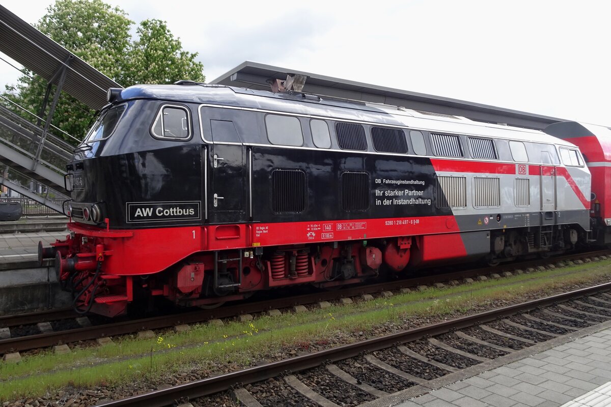 Leider mit etwas Gegenlicht steht 218 497 'Bw Cottbus' am 18 Mai 2023 in Mühldorf.