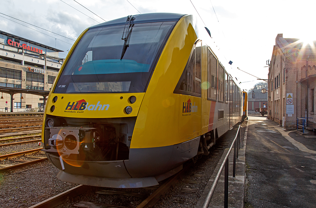 
Leider mit etwas Reflektionen, da im Gegenlicht....
Der VT 202 (95 80 0640 102-9 D-HEB) ein Alstom Coradia LINT 27 der (Hessische Landesbahn), ex Vectus VT 202, ist am 21.02.2015 beim Hbf Siegen angestellt.

Der Triebwagen wurde 2004 Alstom (LHB)  in Salzgitter unter der Fabriknummer 1187-002 für die vectus Verkehrsgesellschaft mbH gebaut, mit dem Fahrplanwechsel am 14.12.2014 wurden alle Fahrzeuge der vectus nun Eigentum der HLB.
