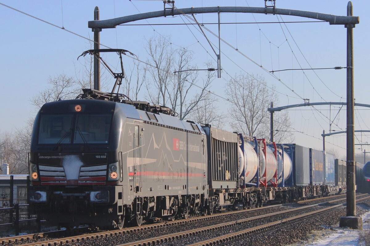 Leider mit gegenlicht, dafür ein Töpchen Schnee: am 19 Jänner 2024 durchfahrt SBBCI 193 658 'Shadowpiercer' Hulten und wird vom offenbarer Weg fotografiert.