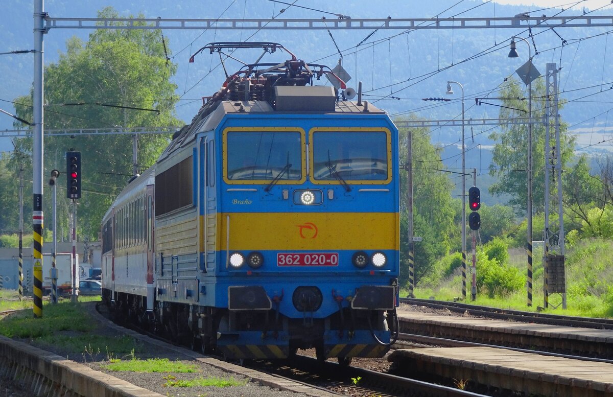 Leider mit Gegenlicht treft 362 020 am 23 Juni 2022 in Spisske Vlachy ein.