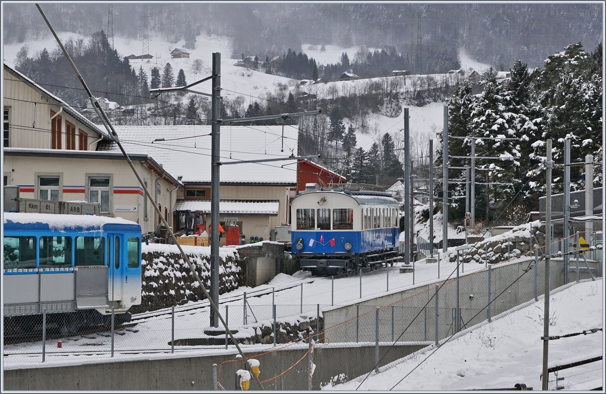 Leider nur aus etwas Entfernung konnte ich den RB BDhe 2/4 N° 7 in Arth-Goldau fotografieren. Der 15 km/h  schnelle  Triebwagen wurde 1925 von SIG/SLM/MFO gebaut.
5. Januar 2017