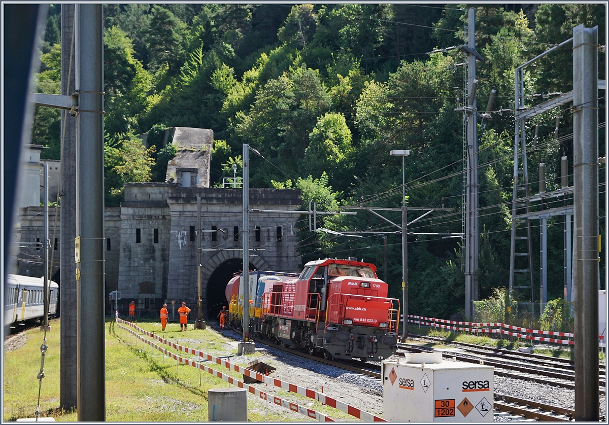 Leider nur ein (nicht besonders guter) Schnappschuss aus dem Zug mit der SBB Am 843 023-3 beim Nordportal des Simplontunnels. Da durch die baubedingte Sperrung Iselle-Domo der Verkehr durch den Tunnel sehr gering ist, nutzt man wohl die Gunst der Stunde und führt Unterhaltsarbeiten durch. 

19. August 2020