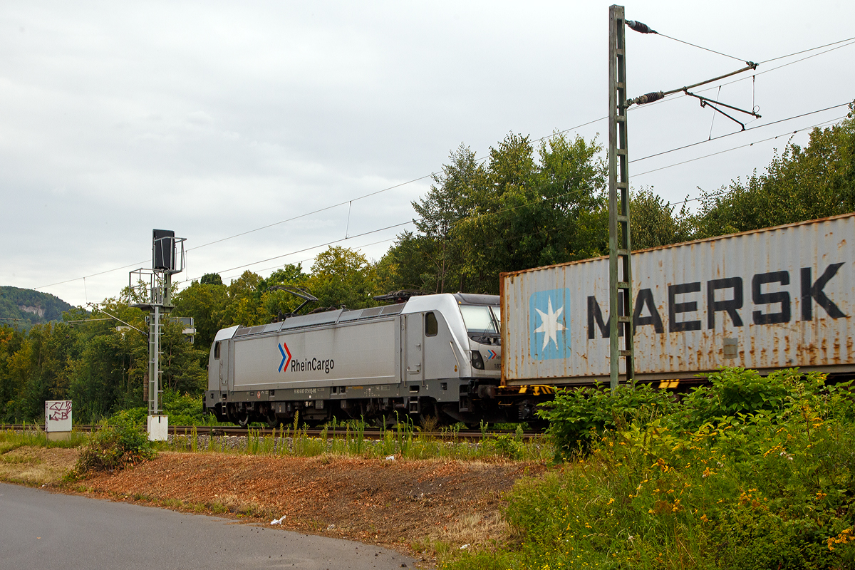 
Leider nur im Nachschuss: Die RheinCargo 187 079-9 (91 80 6187 079-9 D-RHC) fährt am 03.08.2020 mit einem KLV-Zug durch Bad Honnef in Richtung Norden.  

Die TRAXX F140 AC3 wurde 2016 von Bombardier in Kassel unter der Fabriknummer 35261 gebaut.     