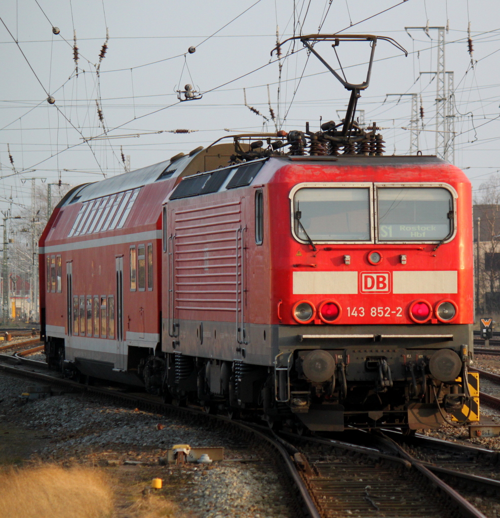 leider nur noch Mo-Fr gibt es auf der S1 zwischen Warnemnde und Rostock Hbf 143er mit Hamster im Wechsel zusehen.06.03.2014