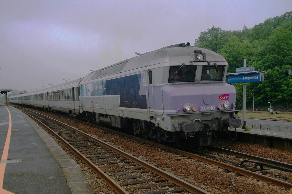 Leider regnet es stark sam 19 September 2011, gerade wann die SNCF 72140 mit deren CoRail nach Belfort durch Longueville eilt...