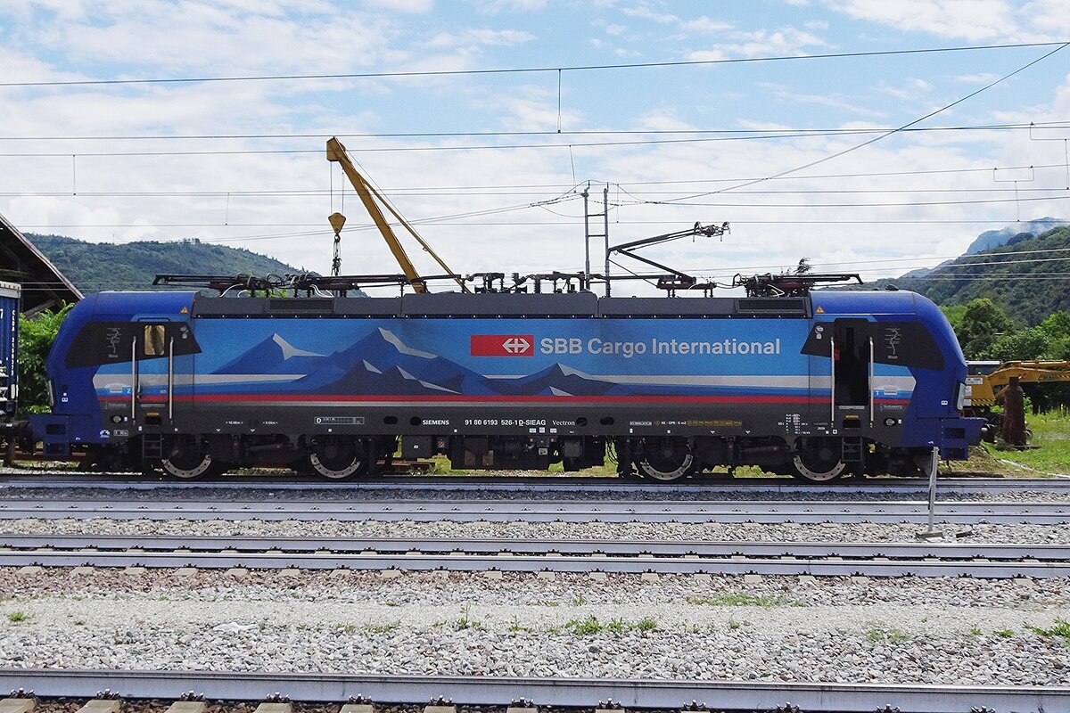 Leider steht 193 526 nit Gegenlicht in Luino am 29 Mai 2022.