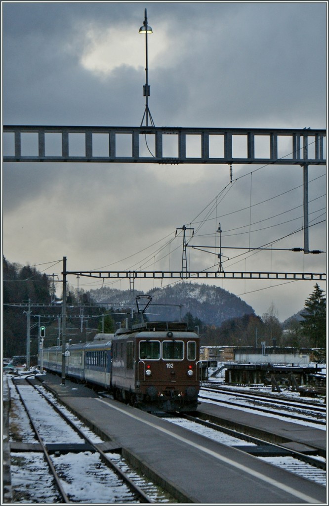 Leider werden die heute eingesetzen BLS Re 4/4 Goldenpass RE auf den Fahrplanwechsel ersetzt. Hier verlässt die BLS Re 4/4 192 mit dem RE 3114 Erlenbach im Simmental Richtung Spiez.
24. Nov. 2013