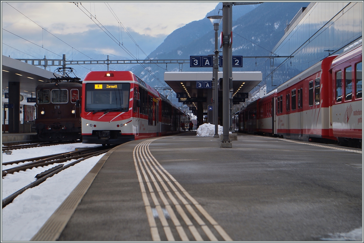 Leider zu spt gesehen und deshalb zu frh abgedrckt: die abbgelnde BLS Re 4/4 178 in Visp. 
28. Jan. 2015