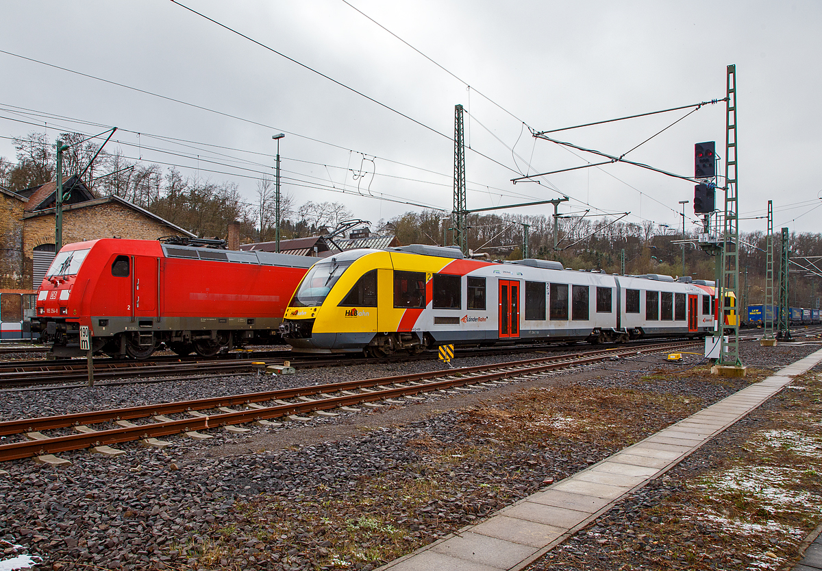 Leider zugefahren....
Während vorne der VT 266 (95 80 0648 166-6 D-HEB / 95 80 0648 656-6 D-HEB) ein Alstom Coradia LINT 41 der HLB (Hessische Landesbahn), am 06.04.2021 in Betzdorf (Sieg) aus der Abstellgruppe auf Gleis 106 einfährt und dort als RB 93 „Rothaarbahn“ nach Bad Berleburg bereitgestellt wird. Fährt dahinter aus Gleis 105 die 185 354-8 (91 80 6185 354-8 D-DB) der DB Cargo AG, mit einem KLV-Zug durch Betzdorf (Sieg) in Richtung Siegen.
