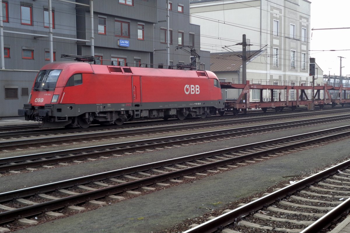 LGAG mit 1116 095 wartet am 29 Dezember 2016 in Linz Hbf auf die Weuterfahrt.