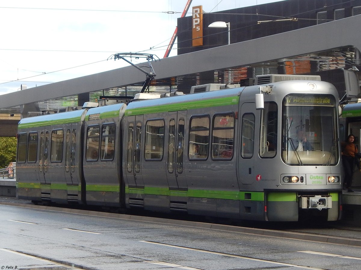 LHB 6xGlTwZR Nr. 2030 com Baujahr 1998 der üstra in Hannover.