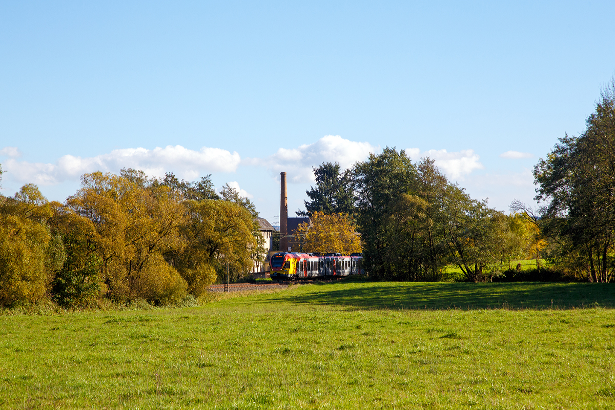 
Licht und Schatten im goldenen Oktober.... 
Ein fünfteiliger FLIRT der HLB (Hessischen Landesbahn), als RE 99 (Main-Sieg-Express) Gießen - Siegen (Umlauf RE 24962), passiert am 14.10.2017 die Marxmühle in Katzenfurt.