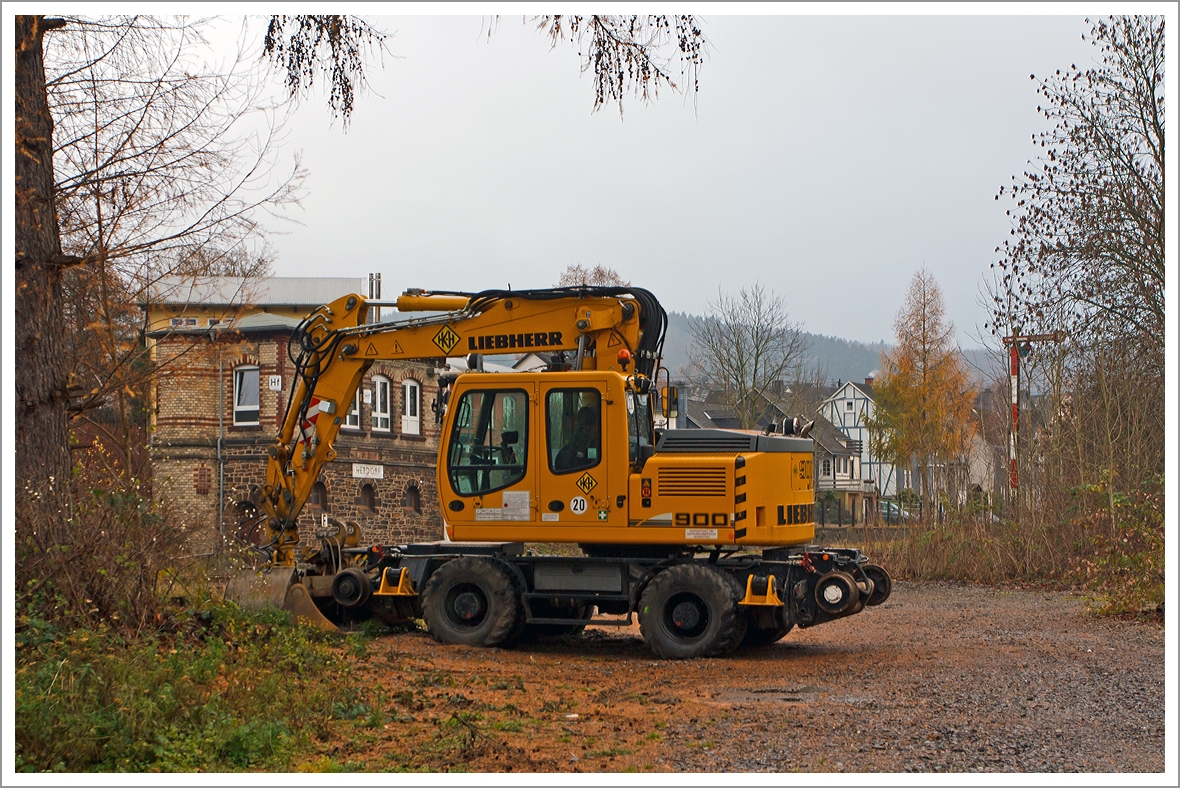 
Liebherr A 900 C ZW Li / 1031 Zweiwegebagger mit Vier-Punkt-Absttzung (Kleinwagen-Nr. 99 80 9903 083-0) der H. Klostermann Baugesellschaft mbH (Hamm/Westf.), abgestellt am 01.12.2013 in Herdorf an der KBS 462, im Hintergrund das Stellwerk Herdorf Fahrdienstleiter (Hf).

Der Bagger hat ein Eigengewicht von 22,5 t, eine Anhngelast von 120 t und eine Hchstgeschwindigkeit von 20 km/h, er hat eine Kfz -Bremse und eine Waggonbremsanlage.
