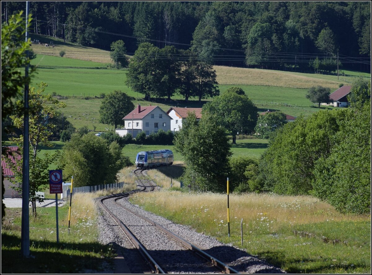 Ligne des Horlogers.

X 76679/80 verlässt Gilley, um die letzten Meter zum 896 m hohen Tunnel am Col de Tonet zu erklimmen. Juni 2022.