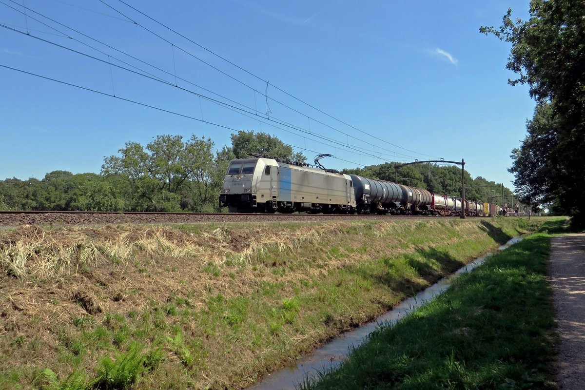 Lineas 186 183 schleppt am 24 Juni 2020 ein KLV durch Tilburg Oude Warande.