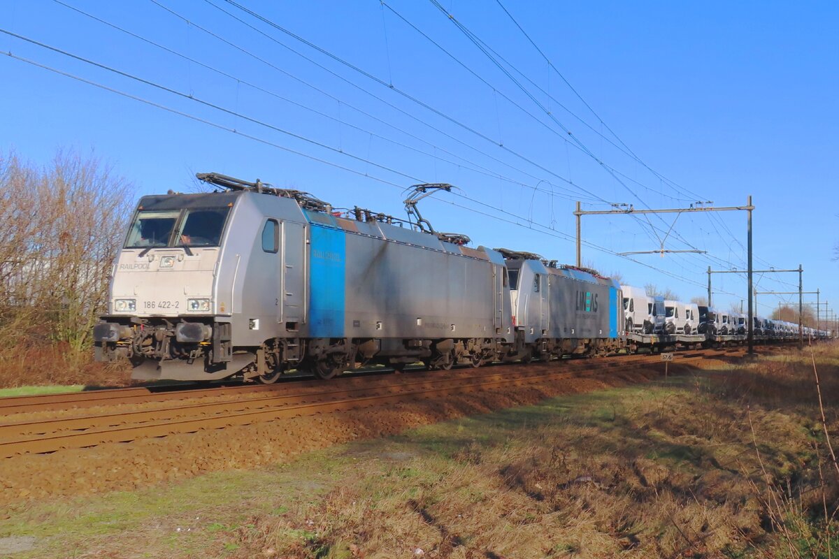 Lineas 186 422 zieht ein 2.TRAXX und ein Ganzzug mit Peogeots durch Wijchen am 28 Jänner 2024.