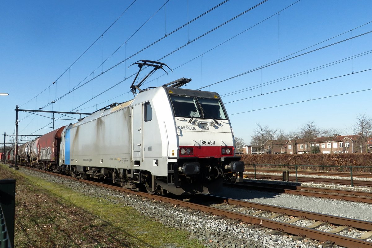 Lineas 186 450 zieht ein Mischguterzug durch Oss am 2 März 2021.