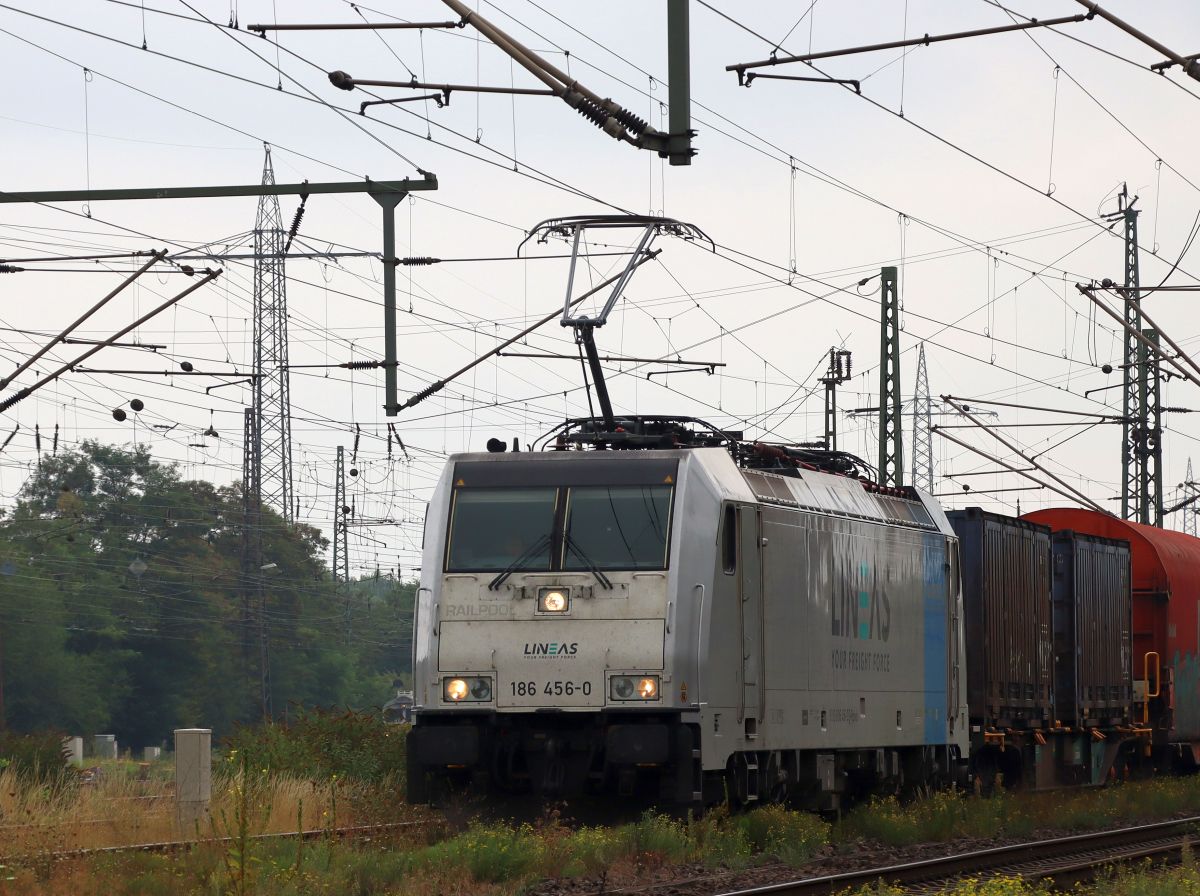 Lineas Lokomotive 186 456-0 (91 80 6186 456-0 D-Rpool) G�terbahnhof Oberhausen West 18-08-2022.

Lineas locomotief 186 456-0 (91 80 6186 456-0 D-Rpool) goederenstation Oberhausen West 18-08-2022.